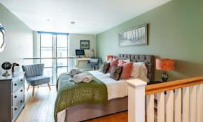 Stylish-Stays The Sanctuary, Stow-on-the-Wold -Luxurious Stylish, Grade II Listed Church conversion Workspace, centrally located